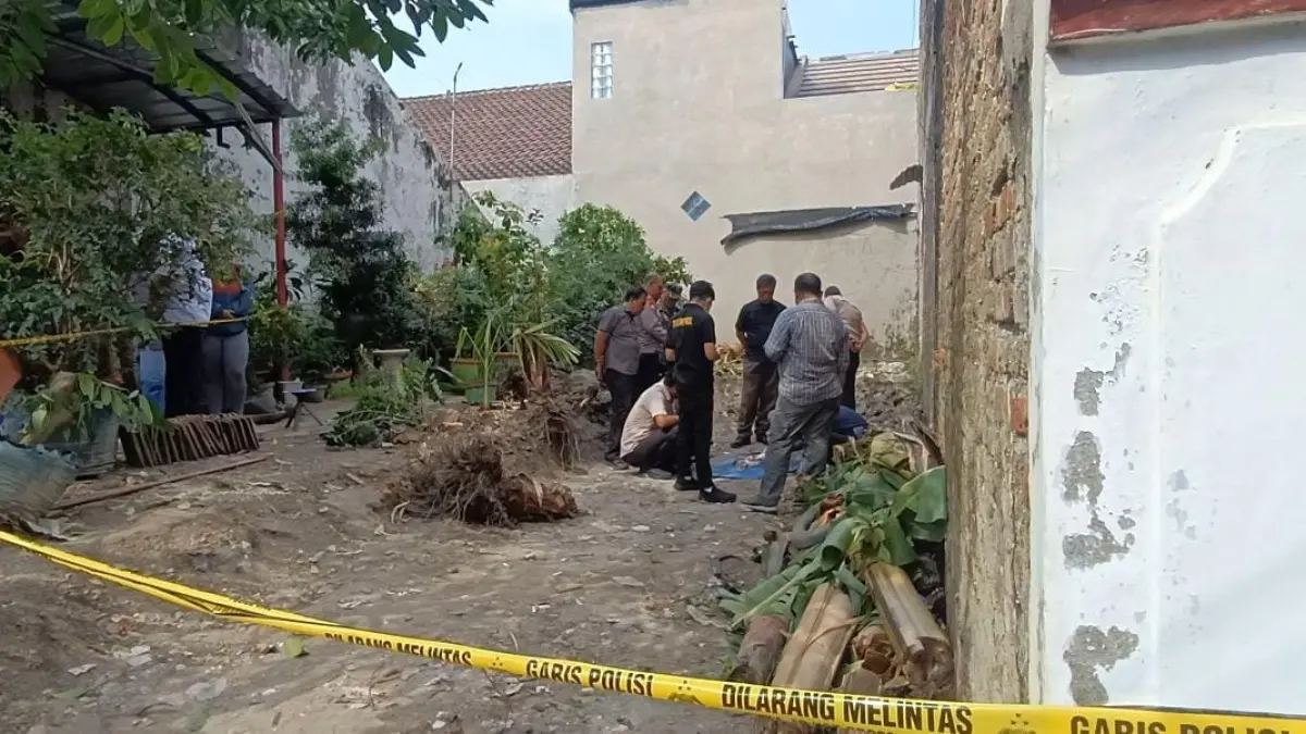 PASTIKAN BUKAN MANUSIA: Petugas Polres Madiun Kota bersama Tim Inafis melakukan pemeriksaan lokasi penemuan kerangka yang sempat diduga jasad bayi di Griya Salak Permai.