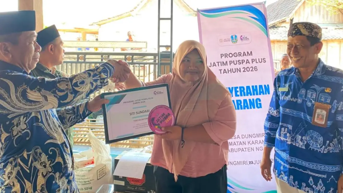 Pemdes Dungmiri, Kecamatan Karangjati, menyerahkan bantuan dari Program Jatim Puspa Plus kepada penerima manfaat.