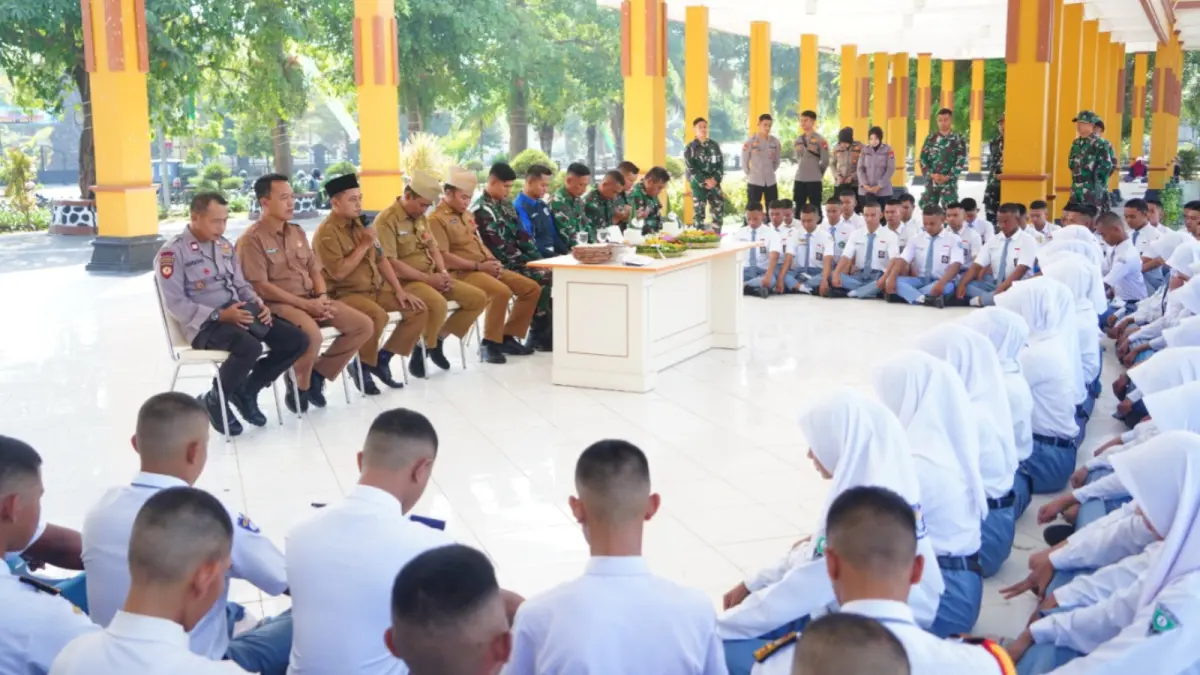 SIAP BERTUGAS: Sekda Kabupaten Madiun Sigit Budiarto didampingi Kepala Bakesbangpol Hestu Wiradriawan membuka pemusatan pendidikan dan pelatihan calon Paskibraka 2026. LODITYA FERNANDES/RADAR MADIUN