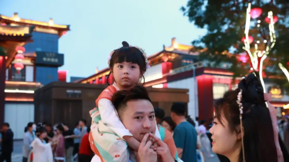 A family watches a performance at Datang Everbright City in Xi
