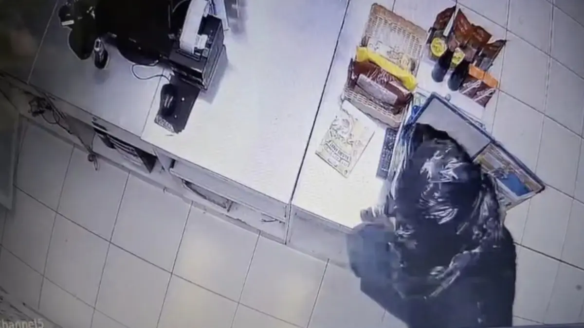 BOBOL MINIMARKET: Polisi melakukan olah TKP di minimarket Desa Karangasri, Kecamatan Ngawi, yang dibobol maling berkepala kantong plastik hitam.