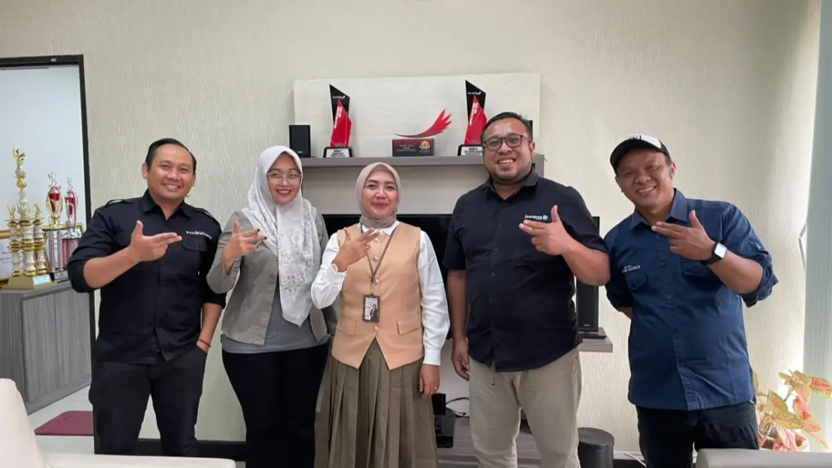 Direktur Jawa Pos Radar Madiun Ockta Prana Lagawira (dua dari kanan) bersama Pimpinan Bank Jatim Cabang Madiun Wiwik Hariati (tiga dari kiri).