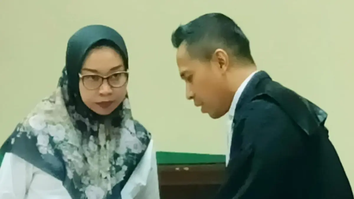 INKRAH: Notaris Nafiaturrohmah saat mengikuti persidangan kasus dugaan korupsi pengadaan lahan PT GFT Indonesia Investment. 
