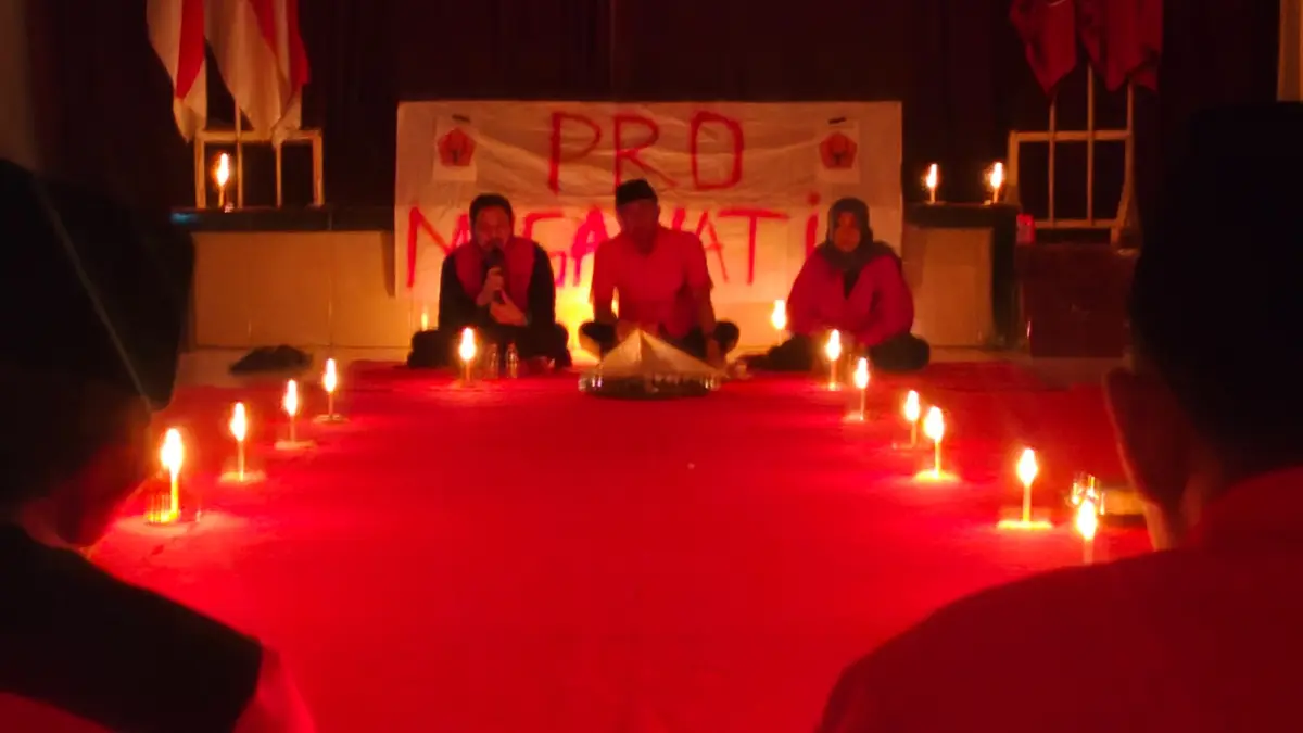 MENGENANG SEJARAH: Kader dan pengurus DPC PDIP Ngawi menyalakan lilin saat memperingati 30 tahun peristiwa Kudatuli. 