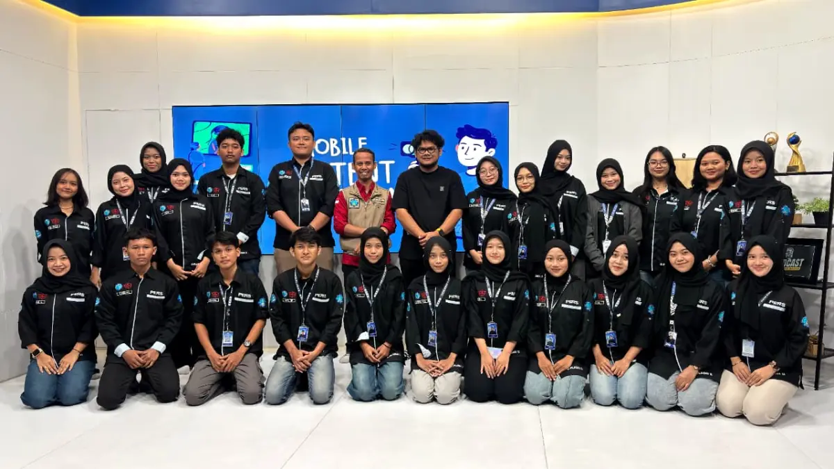 Para personel UKM Pers G-Plasma Politeknik Negeri Madiun (PNM) didampingi pembina mengikuti pelatihan jurnalistik dan media sosial di Jawa Pos Radar Madiun, Rabu (29/7).