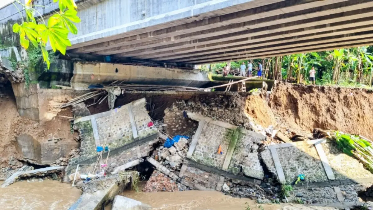 PULIHKAN AKSES: Kondisi Jembatan Plapar di Desa Caluk, Kecamatan Slahung, yang rusak akibat banjir bandang awal 2026. DOK RADAR PONOROGO