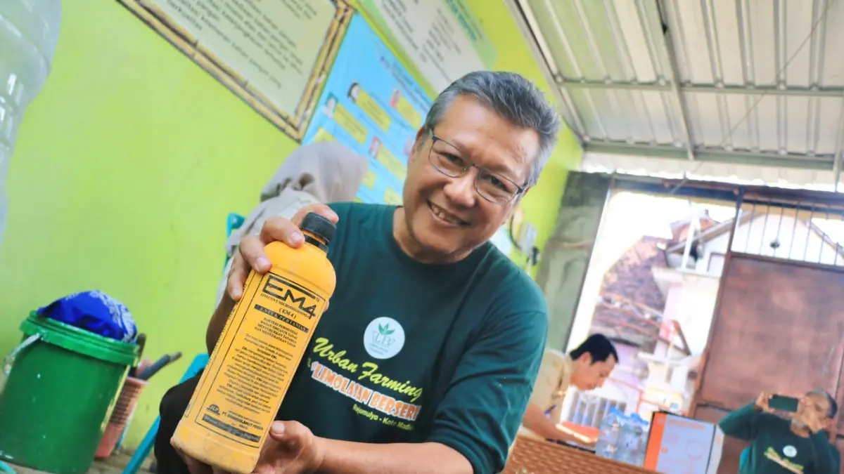 RAMAH LINGKUNGAN: Warga RW 5 Kelurahan Rejomulyo mengolah limbah organik menjadi pupuk organik cair, eco enzyme, dan kompos melalui Program Kampung Iklim. DISKOMINFO KOTA MADIUN