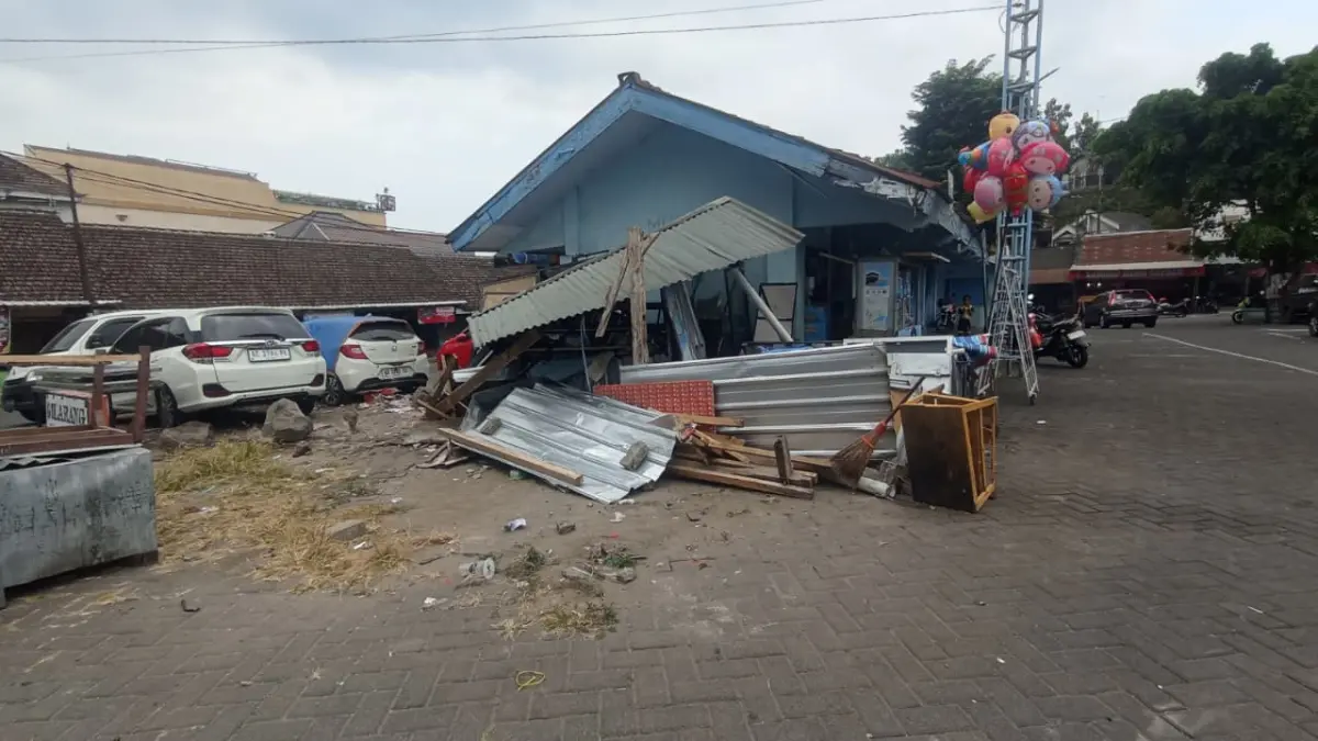 SALAH INJAK PEDAL: Petugas Satlantas Polres Magetan melakukan olah TKP kecelakaan tunggal di area parkir Terminal Plaosan. AJI PUTRA/RADAR MAGETAN