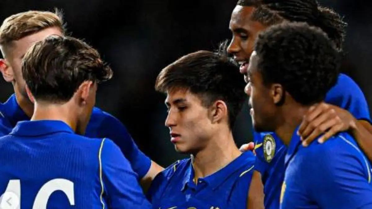 Satpaev bersama sejumlah pemain Chelsea dalam pertandingan melawan Western Sydney.