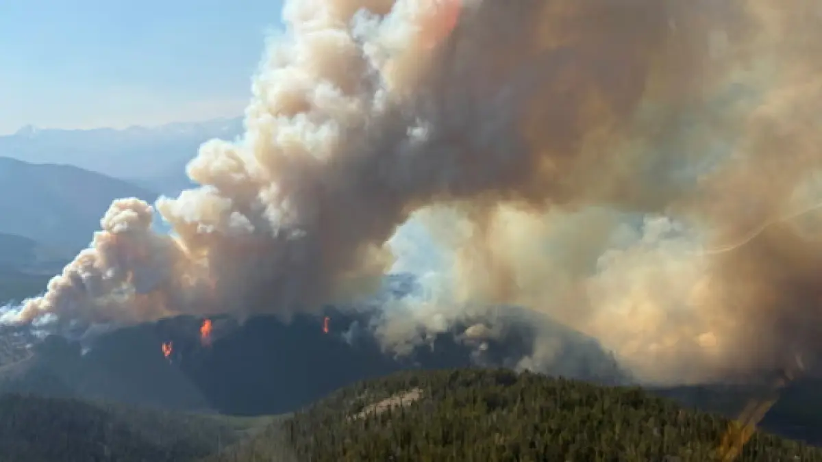 Smoke rises from the Bonanza Creek wildfire west of Cache Creek in Canada’s British Columbia on 22 July 2026. (The Guardian)