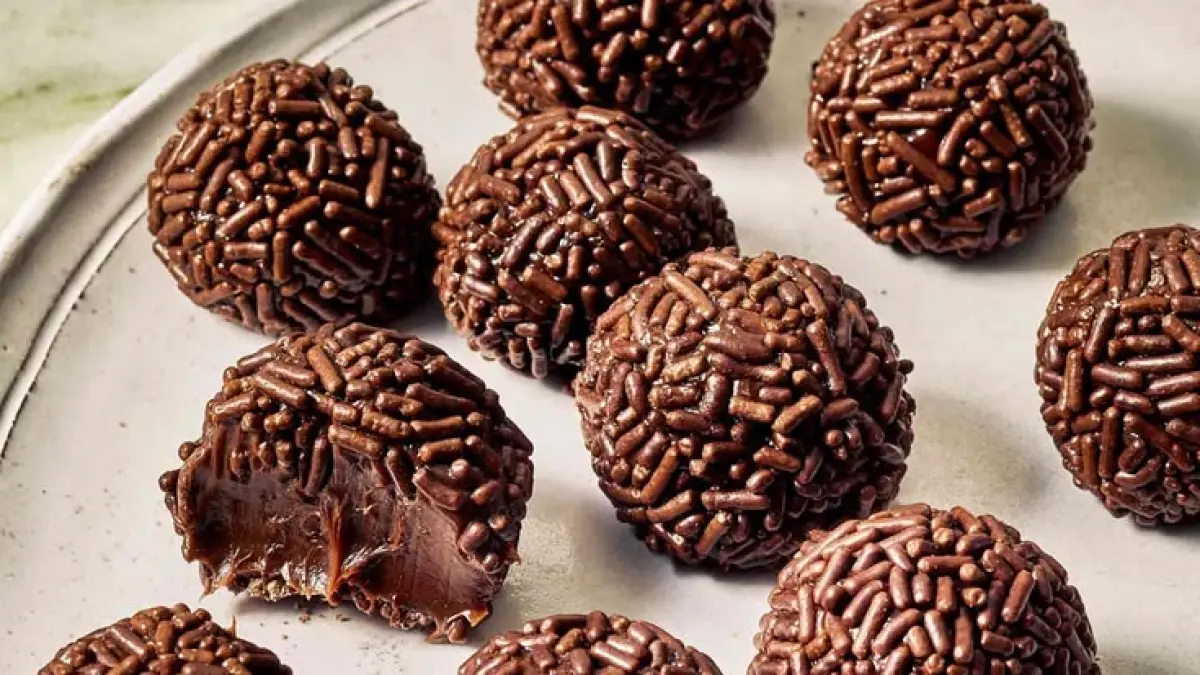 Brigadeiro adalah camilan cokelat khas Brazil yang dibuat hanya dengan empat bahan sederhana. 