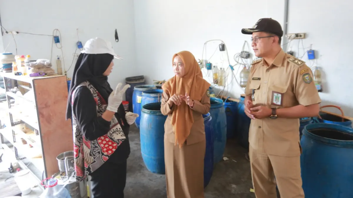 DUKUNG PENGELOLAAN SAMPAH: Teknologi pengolahan limbah organik menjadi bahan bakar BM-100 menarik perhatian DLH Kota Madiun. BAGAS BIMANTARA/RADAR MADIUN