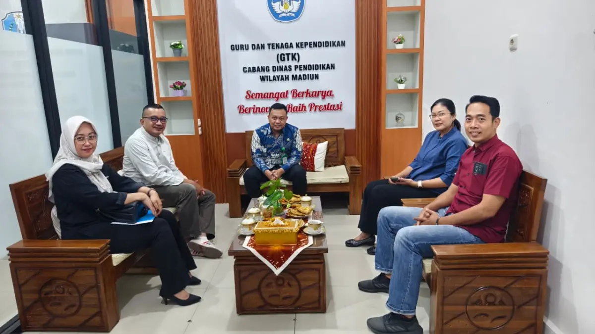 Kasi SMA Cabdindik Jatim Wilayah Madiun-Ngawi Changgih Swantaka Yoganendi (tiga dari kanan), Kasi SMK Ermina Ary Kristianti (dua dari kanan), saat berdialog dengan manajemen Jawa Pos Radar Madiun pada Kamis (30/7).