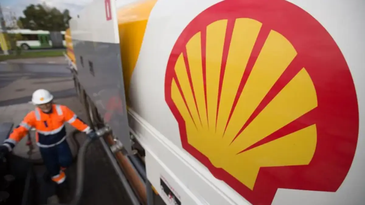 Logo Shell terlihat pada truk tangki bahan bakar. Perusahaan energi itu membukukan kenaikan laba setelah terdorong oleh menguatnya harga minyak dunia. (BBC)