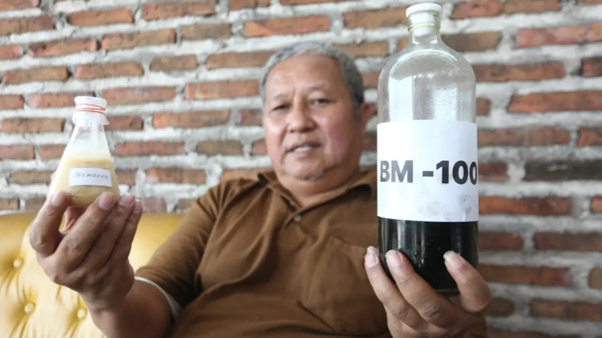 OLAH LIMBAH JADI ENERGI: Peneliti independen Cahya Yudi Widianto menunjukkan proses produksi biodiesel BM-100 berbahan baku limbah organik di Manguharjo, Kota Madiun. BAGAS BIMANTARA/RADAR MADIUN