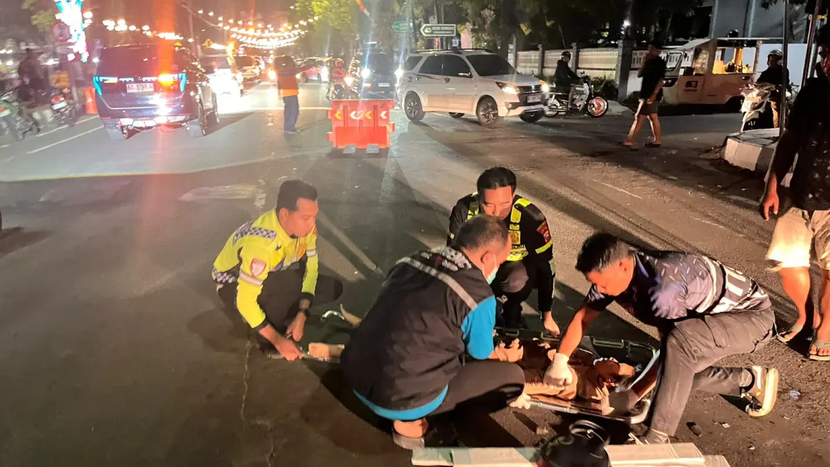 OLAH TKP: Petugas Satlantas Polres Pacitan melakukan penanganan di lokasi kecelakaan yang melibatkan sepeda motor Honda Vario dan kendaraan dinas TNI AD di Jalan Ahmad Yani, Kelurahan Baleharjo, Rabu (29/7) malam.