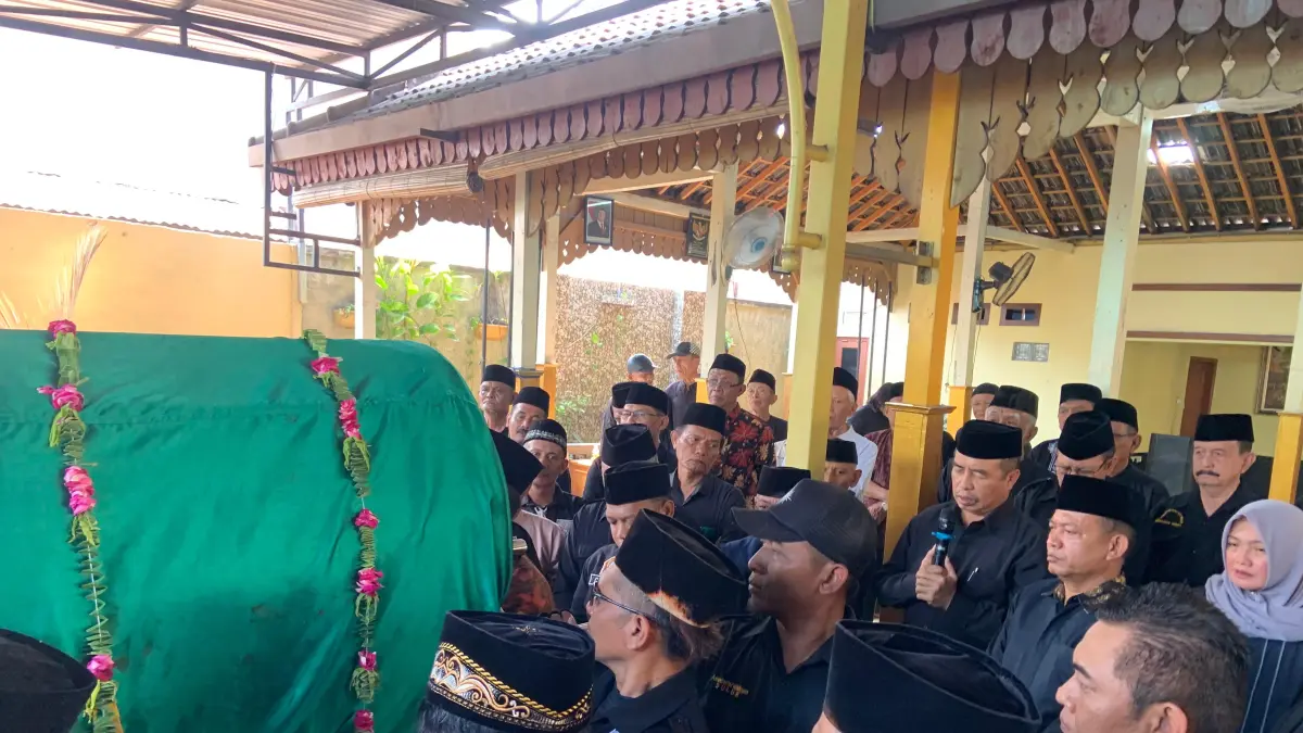 PENGHORMATAN TERAKHIR: Ratusan pelayat mengantarkan jenazah Anggota DPRD Jawa Timur Pudji Wahyu Widodo ke tempat peristirahatan terakhir di TPU Kelurahan Nglames. LODITYA FERNANDES/RADAR MADIUN