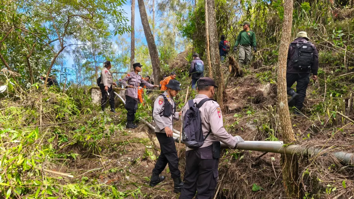 SEKAT BAKAR: Personel gabungan Polres Magetan, Perhutani, TNI, BPBD, relawan, dan warga membuat jalur ilaran api sepanjang 1,8 kilometer di kawasan Cemorosewu.