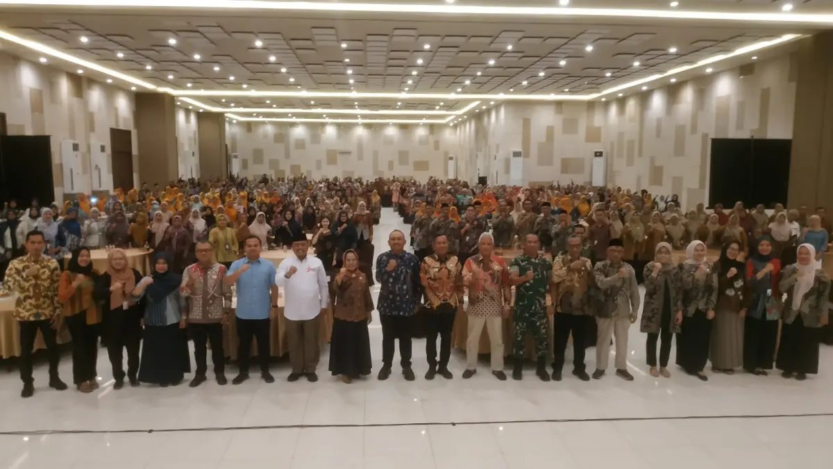 Seluruh pengurus dan anggota Dekopinda bersama Jajaran Pemda Ngawi, Dinkop UM, berfoto bersama dalam pembukaan acara Sarasehan Koperasi, Kamis (30/7).