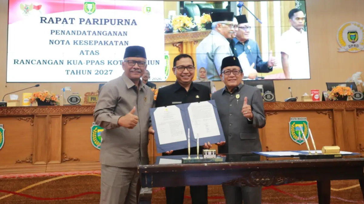 SEPAKAT ANGGARAN: Plt Wali Kota Madiun F. Bagus Panuntun bersama pimpinan DPRD menandatangani nota kesepakatan rancangan KUA-PPAS 2027. BAGAS BIMANTARA/RADAR MADIUN