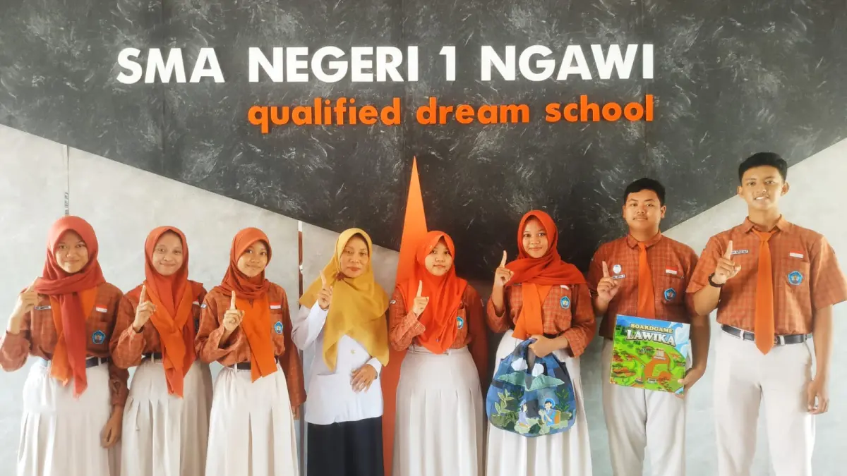 Siswa-siswi Smasa Ngawi peraih juara Akar Ngawi 2026 dan Nominasi Fiksi 2026 bersama guru pendamping.