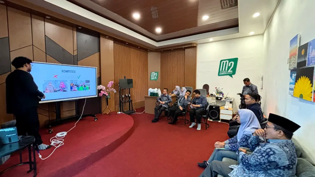 Tim kreatif MAN 2 Kota Madiun saat menyimak pemaparan materi fotografi dan videografi dari narasumber Jawa Pos Radar Madiun di Ruang Studio Mustika. (ANDI DIMAS SAPUTRA/RADAR MADIUN)

