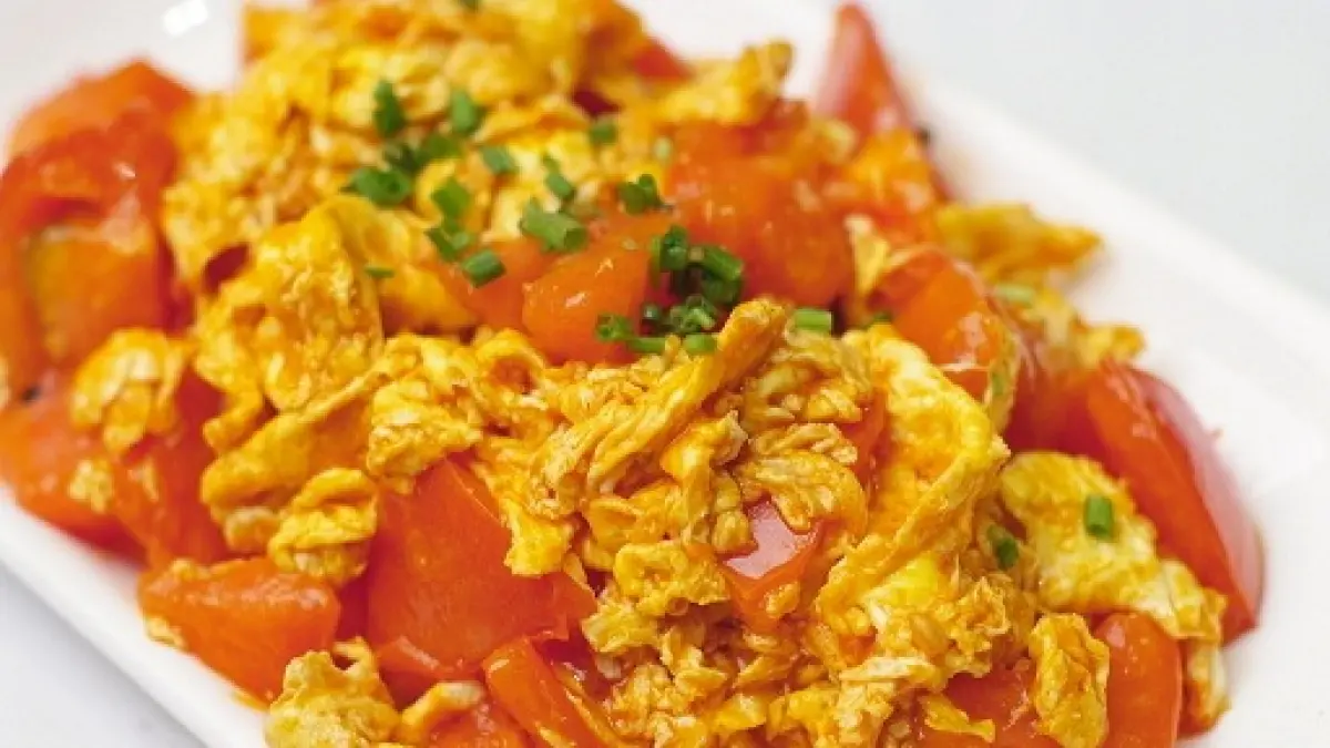 Tomato Egg Stir-Fry adalah masakan rumahan khas China yang praktis dibuat dalam 7 menit.