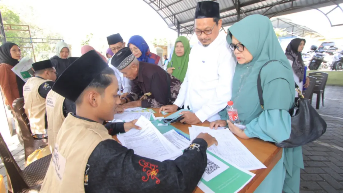 VERIFIKASI BERKAS: Calon jemaah haji Kabupaten Magetan mengikuti verifikasi administrasi dan pengarahan pembuatan paspor sebagai persiapan pemberangkatan haji 1448 H/2027 M di Masjid Agung Baitussalam. AJI PUTRA/RADAR MAGETAN