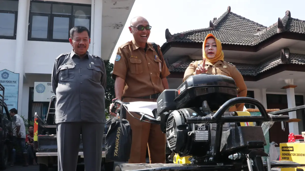 Wakil Ketua DPRD Anik Suharto dan Plt Bupati Ponorogo Lisdyarita meninjau kondisi alsintan sebelum dibagikan ke petani, Selasa (28/7). (SUGENG DWI N/RADAR MADIUN)