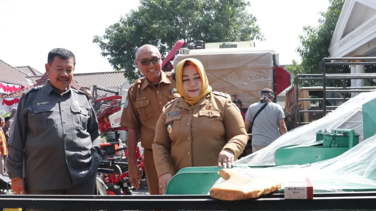 Wakil Ketua DPRD Ponorogo Anik Suharto dan Plt bupati meninjau alsintan sebelum dibagikan ke petani, Selasa (28/7). (SUGENG DWI N/RADAR MADIUN)