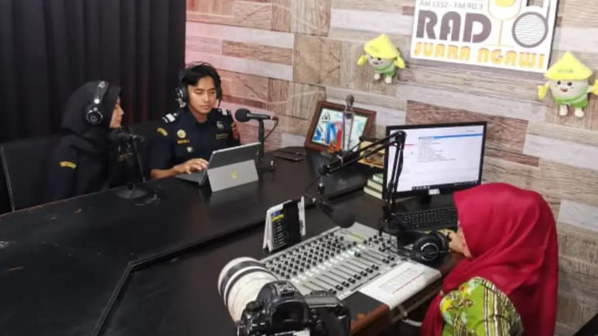 Bea Cukai Madiun bekerja sama dengan Diskominfo Ngawi menggelar talkshow radio edukasi gempur rokok ilegal untuk meningkatkan kesadaran masyarakat luas.