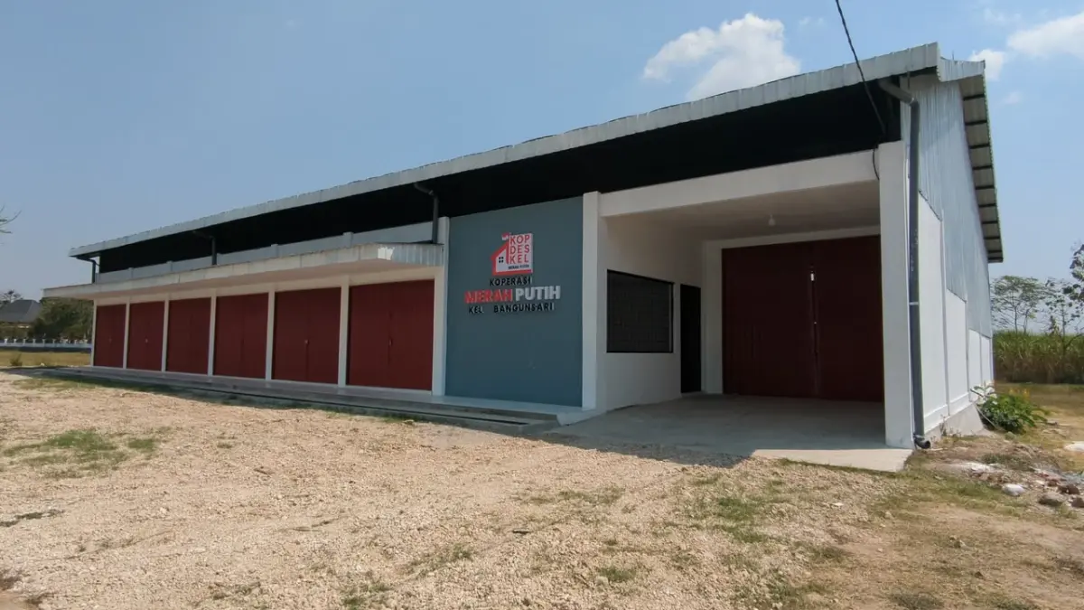 BELUM DITEMPATI: Gerai KDKMP di Kecamatan Madiun telah rampung dibangun, tetapi masih menunggu serah terima aset sebelum digunakan.