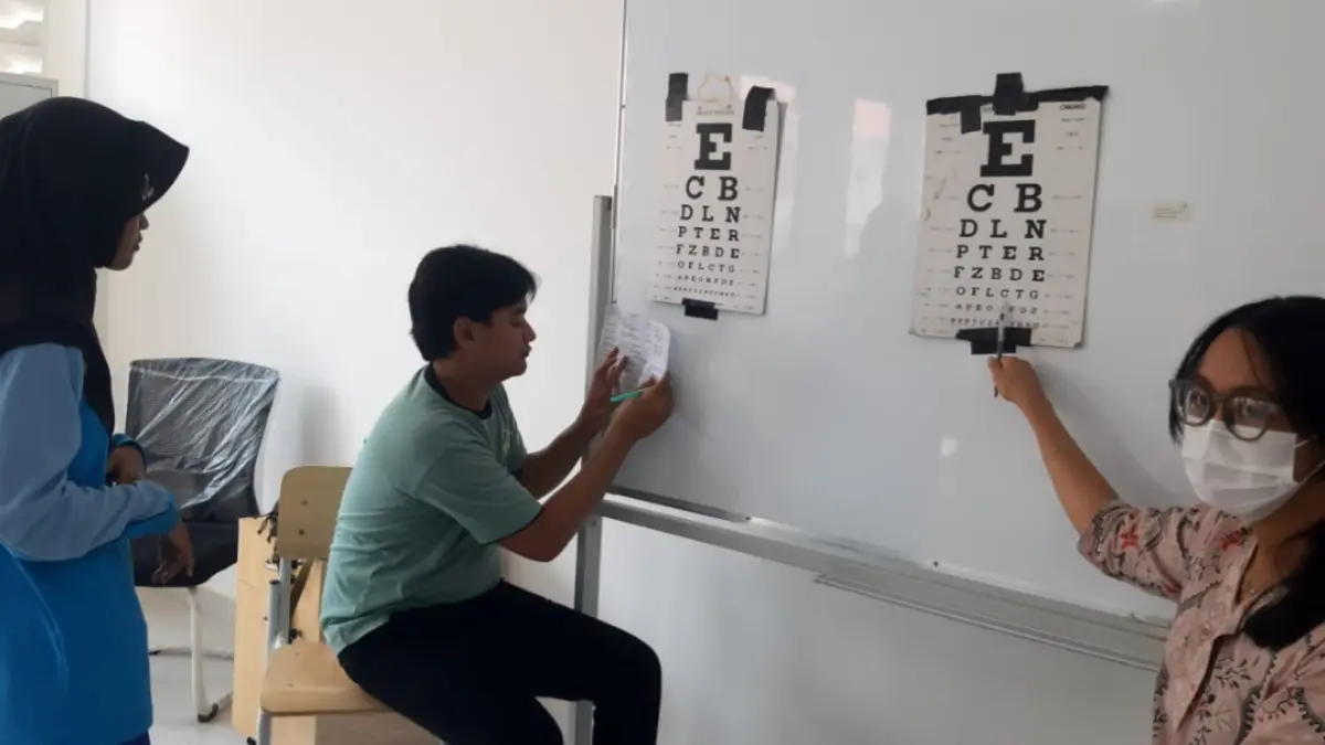 CEK KESEHATAN: Calon siswa Sekolah Rakyat Terintegrasi Ngawi menjalani pemeriksaan kesehatan sebelum masuk asrama.