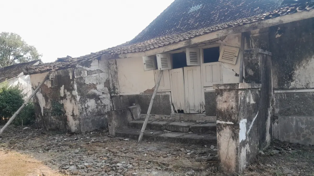 DIREHABILITASI: Rumah Kepatihan di Ngawi mulai direhabilitasi untuk memperbaiki kerusakan berat tanpa mengubah keaslian bangunan cagar budaya. ASEP SYAEFUL/RADAR NGAWI