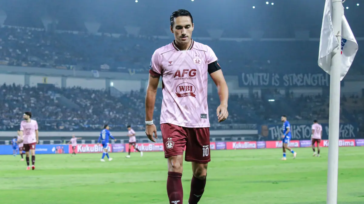 Ezra Walian di sebuah laga Super League.