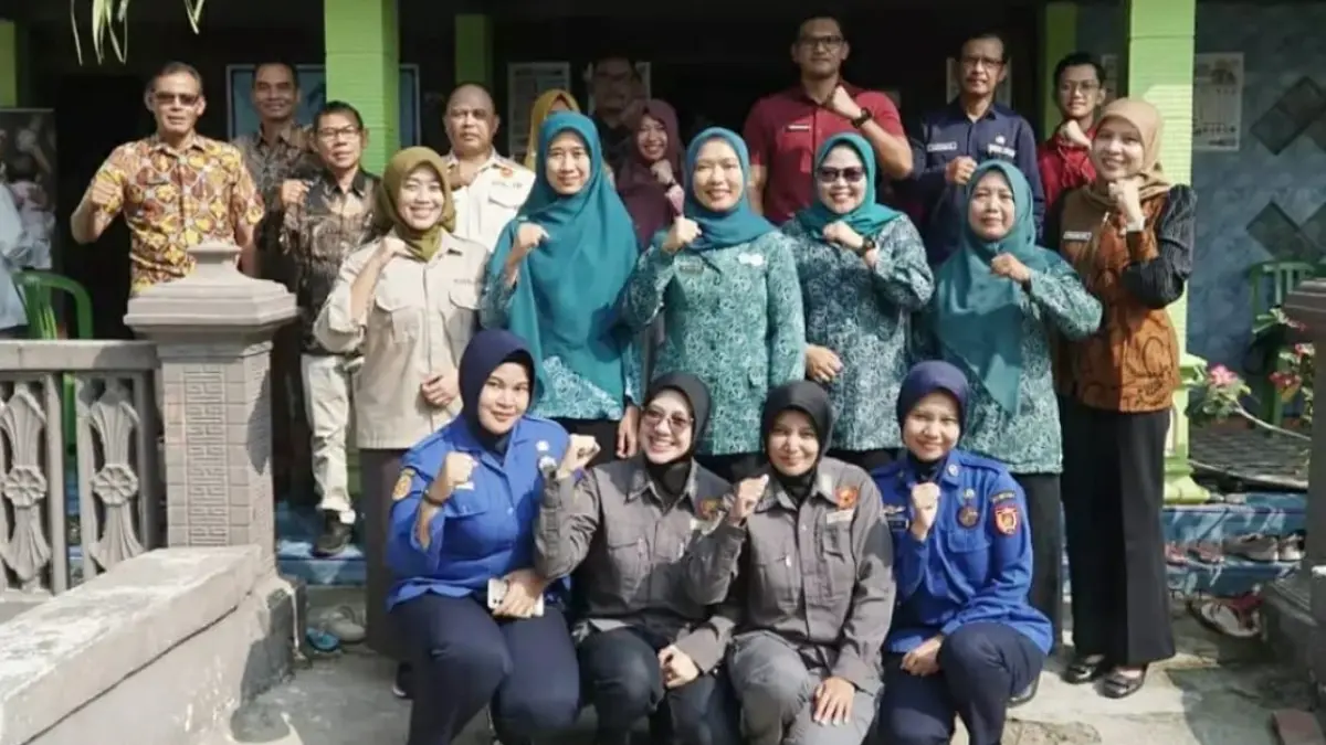 Jajaran pemdes, TP PKK Desa Waruktengah, perwakilan dari Kecamatan Pangkur dan Pemkab Ngawi, satpol PP, damkar, serta linmas berfoto bersama di posyandu desa setempat.