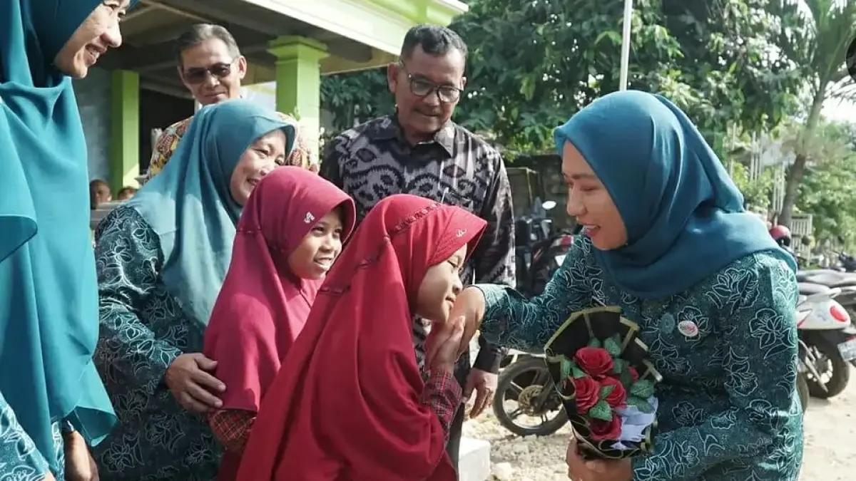 Kepala Desa Waruktengah, Camat Pangkur, dan TP PKK Kecamatan Pangkur, bersama anak-anak menyambut Ketua TP PKK Ngawi Ana Mursyida Ony Anwar.