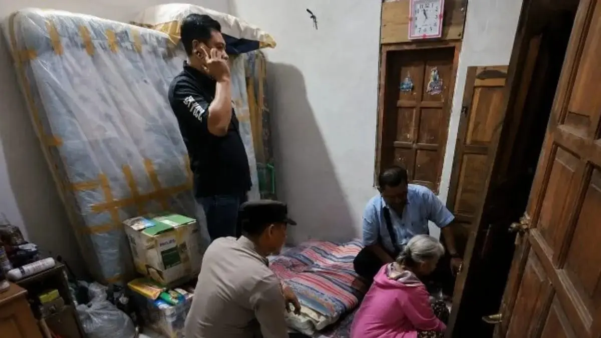OLAH TKP: Polisi menyelidiki kasus pencurian di rumah warga Desa Kalikuning, Tulakan, yang mengakibatkan perhiasan emas senilai sekitar Rp 350 juta raib.