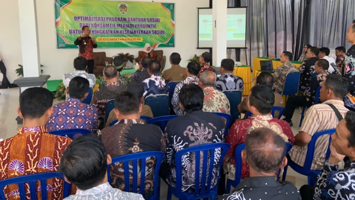 OPTIMALISASI BANSOS: Wabup Madiun dr Purnomo Hadi menyampaikan program stikerisasi rumah penerima bansos saat bimtek bersama kepala desa, BPD, TP PKK, dan pendamping PKH di Kecamatan Balerejo.
