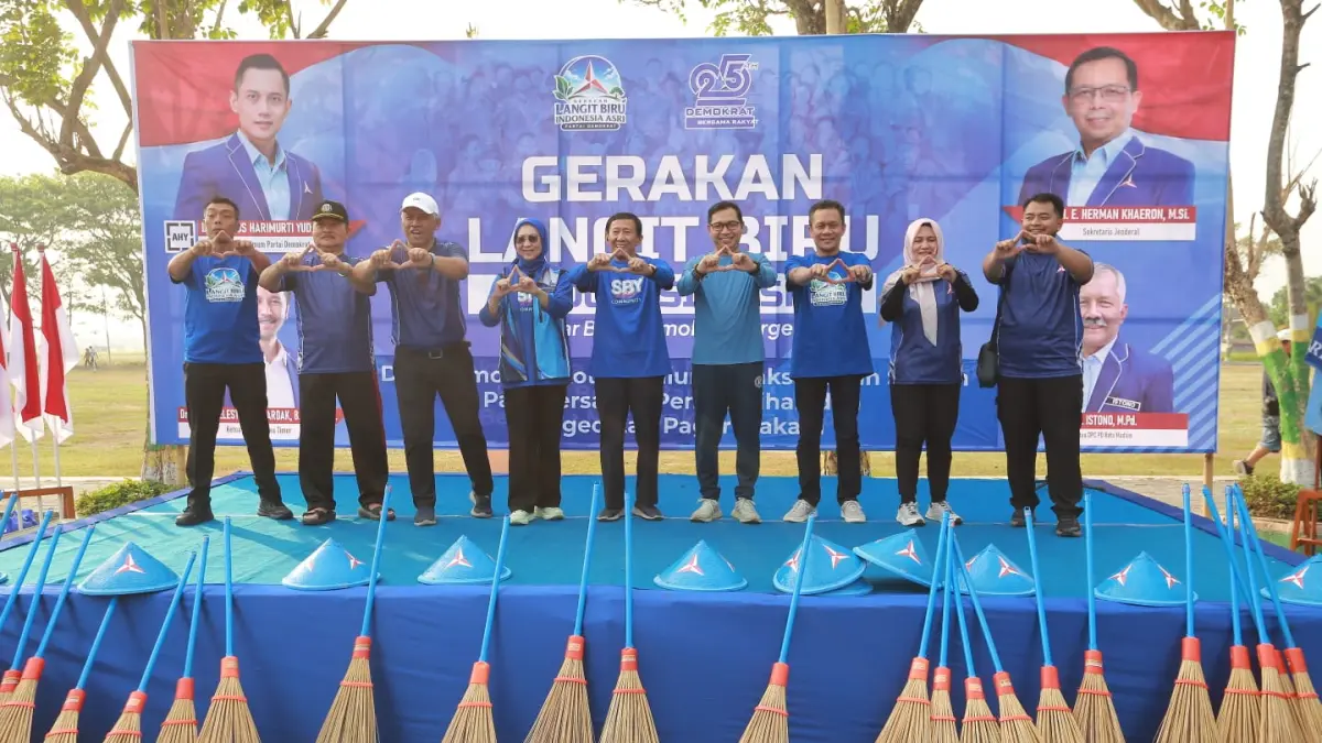 PEDULI LINGKUNGAN: Kader Partai Demokrat bersama Pemkot Madiun dan masyarakat menggelar Gerakan Langit Biru Indonesia Asri dalam rangka HUT ke-25 Partai Demokrat. BAGAS BIMANTARA/RADAR MADIUN