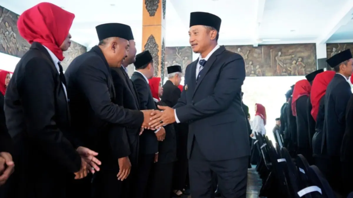 PELANTIKAN: Bupati Pacitan Indrata Nur Bayuaji mengukuhkan 76 kepala SD untuk mengisi sebagian kekosongan jabatan kepala sekolah. FOTO: PROKOPIM