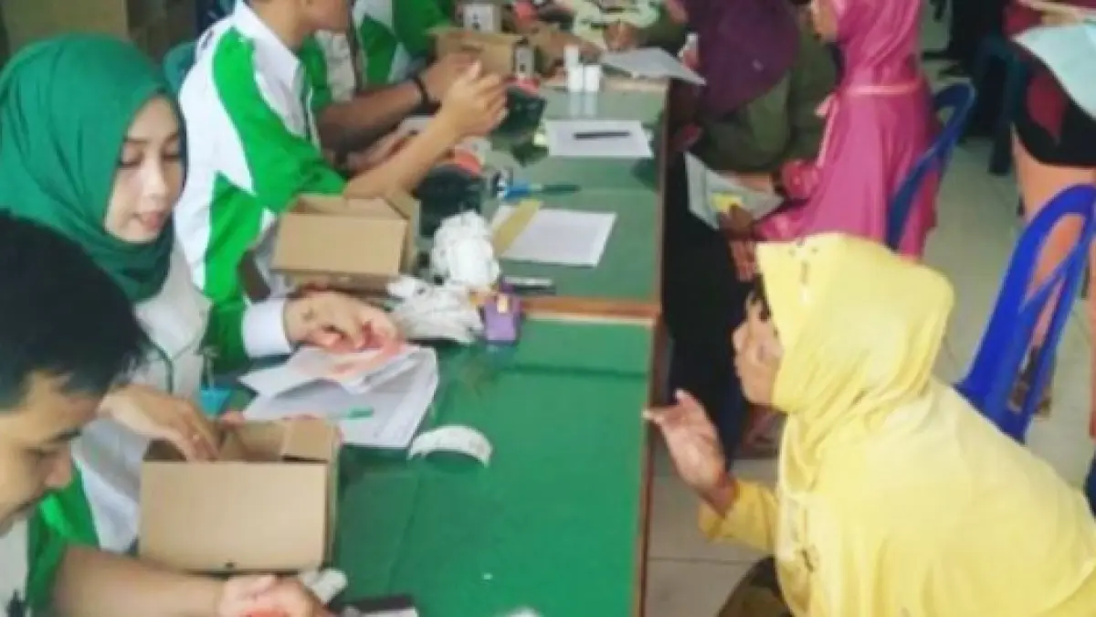 PENERIMA MANFAAT: Warga Pacitan mengantre menerima bantuan sosial yang disalurkan pemerintah.