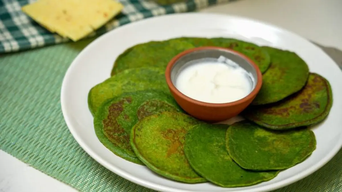 Pinaattiletut merupakan pancake bayam khas Finlandia yang gurih, sehat, dan mudah dibuat.