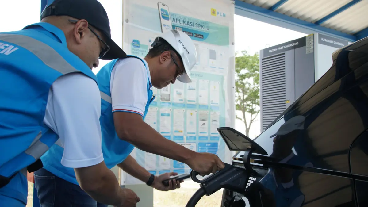 PLN UID Jawa Timur resmi mengoperasikan SPKLU Center di Rest Area 575A dan 575B Tol Ngawi-Kertosono guna mendukung ekosistem kendaraan listrik pada HUT ke-81 RI.
