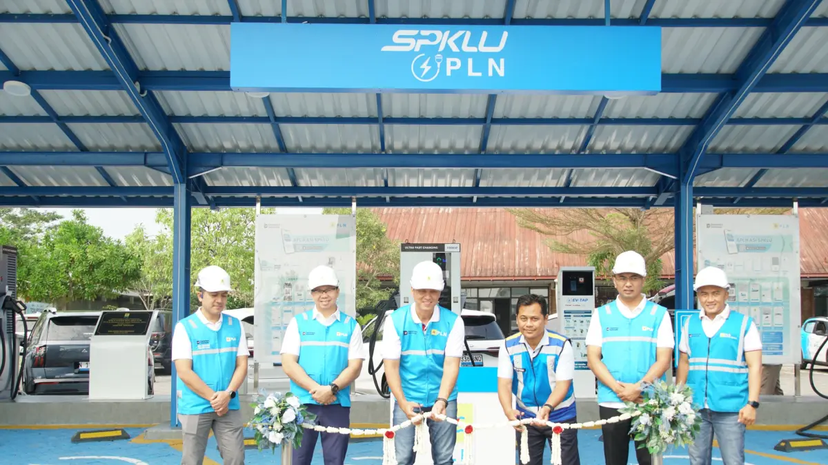 PLN UID Jawa Timur resmi mengoperasikan SPKLU Center di Rest Area 575A dan 575B Tol Ngawi-Kertosono guna mendukung ekosistem kendaraan listrik pada HUT ke-81 RI.