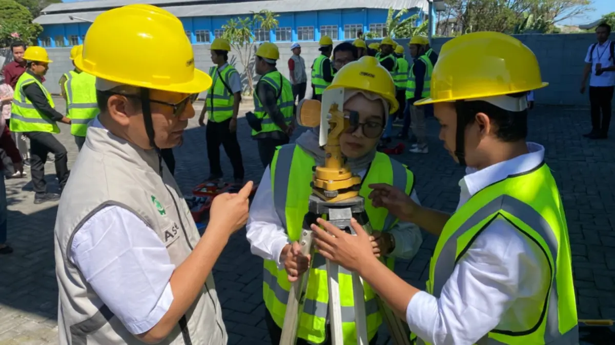 PROGRAM PEMKAB: Peserta mengikuti praktik Sertifikasi Kompetensi Kerja (SKK) yang difasilitasi DPUPR Ngawi.