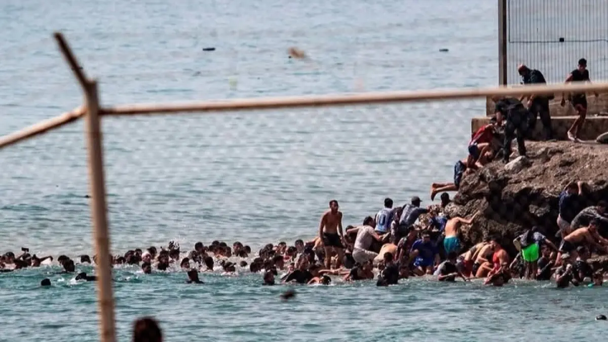 Ratusan warga Maroko saat seberangi laut menuju Ceuta.