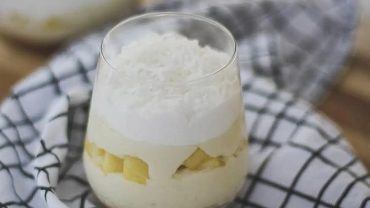 Resep Delícia de Abacaxi khas Brasil dengan lapisan custard, compote nanas, dan krim chantilly.