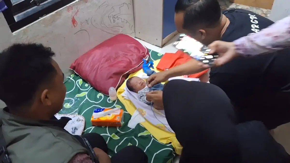 SEHAT SELALU NAK: Bayi laki-laki yang ditemukan di Desa Beran masih dalam pendampingan sambil menunggu proses hukum dan penetapan pengasuhan.