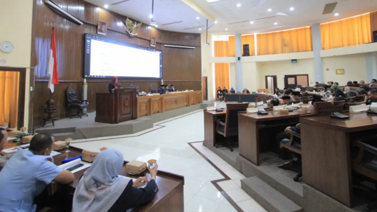 SEPAKAT: Bupati Nanik Endang Rusminiarti menghadiri rapat paripurna persetujuan Raperda Pertanggungjawaban Pelaksanaan APBD 2025 di DPRD Magetan. AJI PUTRA/RADAR MAGETAN